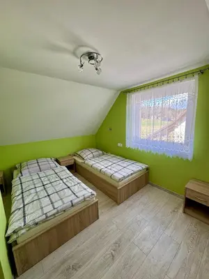 Łóżko lub łóżka w pokoju w obiekcie Domki Letniskowe Konik 3
