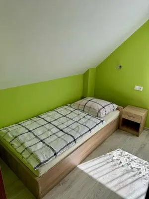 Łóżko lub łóżka w pokoju w obiekcie Domki Letniskowe Konik 3