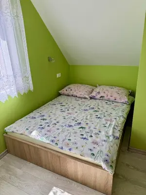 Łóżko lub łóżka w pokoju w obiekcie Domki Letniskowe Konik 3