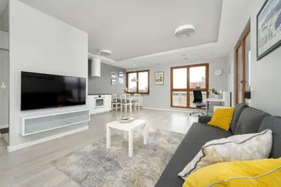 Telewizja i/lub zestaw kina domowego w obiekcie Nowoczesny Apartament Blisko Rzeki we Wrocławiu z Biurkiem i Parkingiem by Noclegi Renters