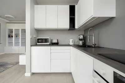 Kuchnia lub aneks kuchenny w obiekcie Nowoczesny Apartament Blisko Rzeki we Wrocławiu z Biurkiem i Parkingiem by Noclegi Renters
