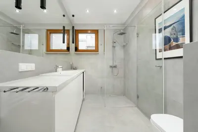 Łazienka w obiekcie Nowoczesny Apartament Blisko Rzeki we Wrocławiu z Biurkiem i Parkingiem by Noclegi Renters