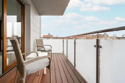 Balkon lub taras w obiekcie Nowoczesny Apartament Blisko Rzeki we Wrocławiu z Biurkiem i Parkingiem by Noclegi Renters