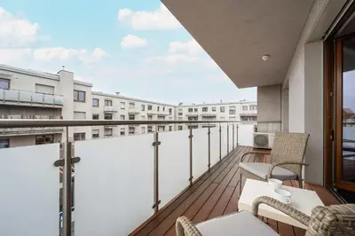 Balkon lub taras w obiekcie Nowoczesny Apartament Blisko Rzeki we Wrocławiu z Biurkiem i Parkingiem by Noclegi Renters
