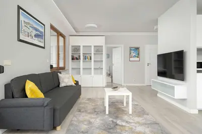 Telewizja i/lub zestaw kina domowego w obiekcie Nowoczesny Apartament Blisko Rzeki we Wrocławiu z Biurkiem i Parkingiem by Noclegi Renters