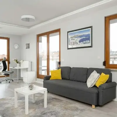 Nowoczesny Apartament Blisko Rzeki we Wrocławiu z Biurkiem i Parkingiem by Noclegi Renters