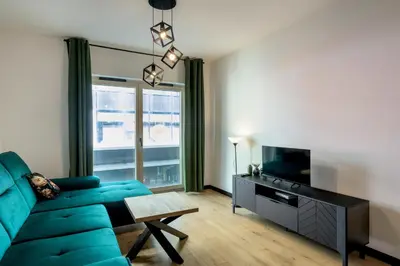 Telewizja i/lub zestaw kina domowego w obiekcie RentPlanet - Apartamenty Czysta