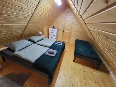 Łóżko lub łóżka w pokoju w obiekcie Klimatyczne drewniane Domki Jagodna-Spalona 6D jacuzzi sauna,trasy rowerowe