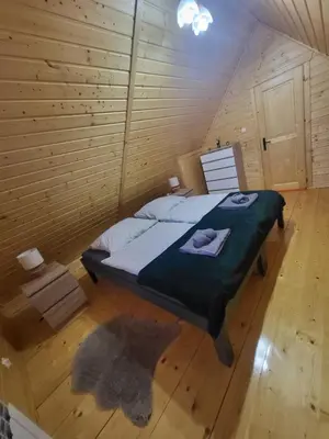 Łóżko lub łóżka w pokoju w obiekcie Klimatyczne drewniane Domki Jagodna-Spalona 6D jacuzzi sauna,trasy rowerowe