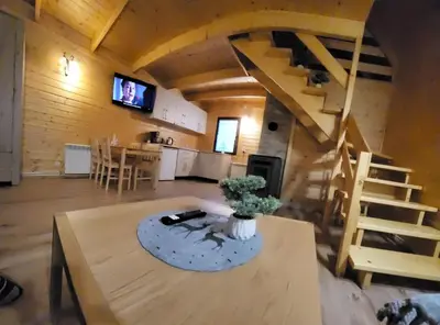 Telewizja i/lub zestaw kina domowego w obiekcie Klimatyczne drewniane Domki Jagodna-Spalona 6D jacuzzi sauna,trasy rowerowe