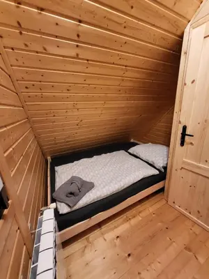 Łóżko lub łóżka w pokoju w obiekcie Klimatyczne drewniane Domki Jagodna-Spalona 6D jacuzzi sauna,trasy rowerowe