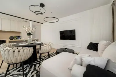 Telewizja i/lub zestaw kina domowego w obiekcie Apartment Near Centre of Wrocław with AC and Parking by Renters Prestige
