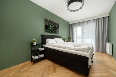 Łóżko lub łóżka w pokoju w obiekcie Quorum Apartment with Parking and Air Conditioning close to the City Center in Wrocław by Renters Prestige