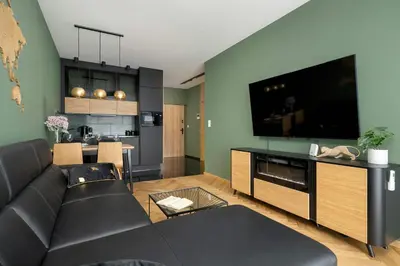 Telewizja i/lub zestaw kina domowego w obiekcie Quorum Apartment with Parking and Air Conditioning close to the City Center in Wrocław by Renters Prestige