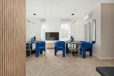 Telewizja i/lub zestaw kina domowego w obiekcie Gwiaździsta Elegant Apartment for 6 Guests with Balcony & Parking by Noclegi Renters