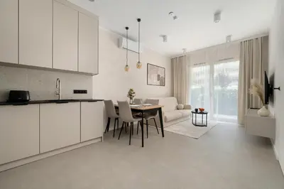Kuchnia lub aneks kuchenny w obiekcie Luksusowe Apartamenty w Centrum Wrocławia Blisko Parku z Klimatyzacją w Salonie by Noclegi Renters