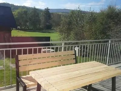 Widok na góry z tego domu w stylu alpejskim