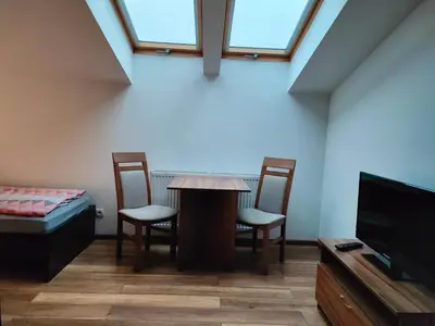 Telewizja i/lub zestaw kina domowego w obiekcie Pokoje Gościnne pod Dębem