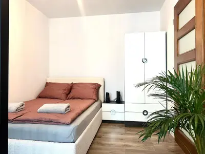 Łóżko lub łóżka w pokoju w obiekcie Nyska Apartment - Self Check-In 20h - Parking