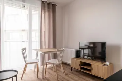 Telewizja i/lub zestaw kina domowego w obiekcie RentPlanet - Studio Zwycięska
