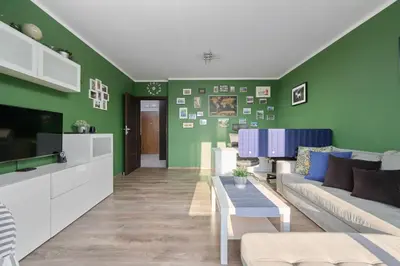 Telewizja i/lub zestaw kina domowego w obiekcie Lively Green Apartment in Wrocław with Balcony and Desk by Noclegi Renters