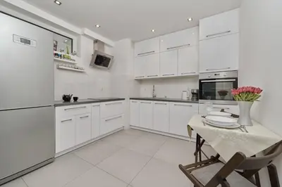 Kuchnia lub aneks kuchenny w obiekcie Lively Green Apartment in Wrocław with Balcony and Desk by Noclegi Renters