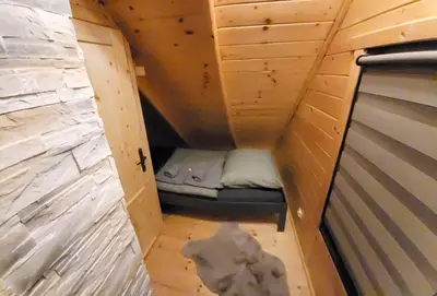 Łóżko lub łóżka w pokoju w obiekcie Klimatyczne drewniane Domki Jagodna Spalona 6D-2 jacuzzi sauna,trasy rowerowe