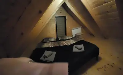 Łóżko lub łóżka w pokoju w obiekcie Klimatyczne drewniane Domki Jagodna Spalona 6D-2 jacuzzi sauna,trasy rowerowe