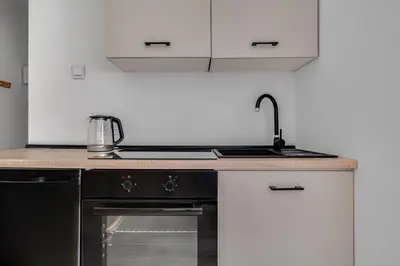 Kuchnia lub aneks kuchenny w obiekcie Pl Orląt Lwowskich 7 by Homeprime