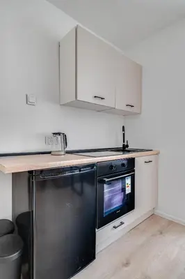Kuchnia lub aneks kuchenny w obiekcie Pl Orląt Lwowskich 7 by Homeprime