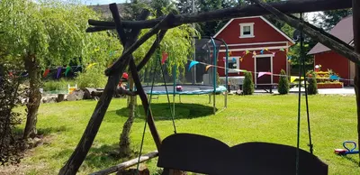 Plac zabaw dla dzieci w obiekcie Domki w Zacisznej Zagrodzie
