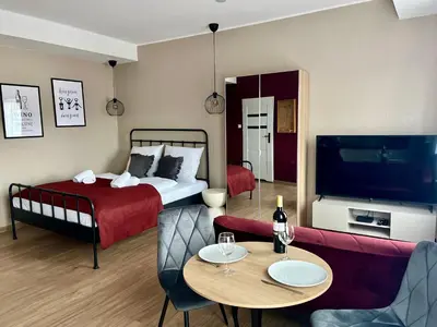 Telewizja i/lub zestaw kina domowego w obiekcie Apartament Czerwone Wino 100m od Szczawno-Zdrój