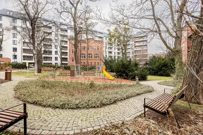 Ogród w obiekcie Apartament 10W Wrocław free private parking