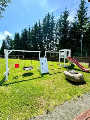 Plac zabaw dla dzieci w obiekcie Domek wypoczynkowy z sauną i jacuzzi 