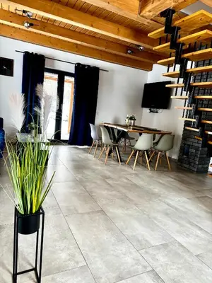 Telewizja i/lub zestaw kina domowego w obiekcie Domek wypoczynkowy z sauną i jacuzzi 