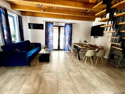 Telewizja i/lub zestaw kina domowego w obiekcie Domek wypoczynkowy z sauną i jacuzzi 