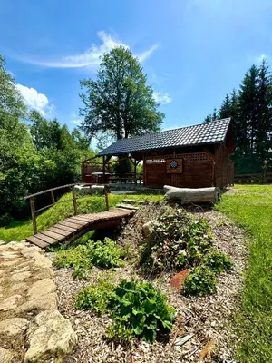 Ogród w obiekcie Domek wypoczynkowy z sauną i jacuzzi 