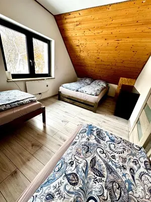 Łóżko lub łóżka w pokoju w obiekcie Domek wypoczynkowy z sauną i jacuzzi 