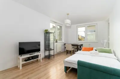 Telewizja i/lub zestaw kina domowego w obiekcie Dąbrowskiego Old Town Apartment by BookingHost
