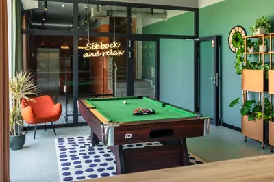 Stół bilardowy w obiekcie DeSilva Inn Opole