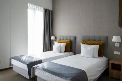 Łóżko lub łóżka w pokoju w obiekcie Hotel Arkadia Jelcz-Laskowice