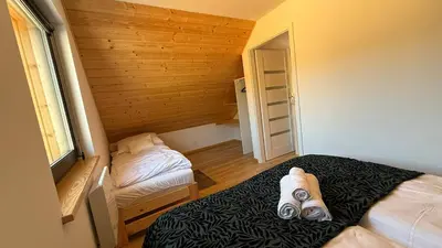 Łóżko lub łóżka w pokoju w obiekcie Domki Wilcza A