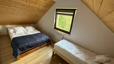 Łóżko lub łóżka w pokoju w obiekcie Domki Wilcza C