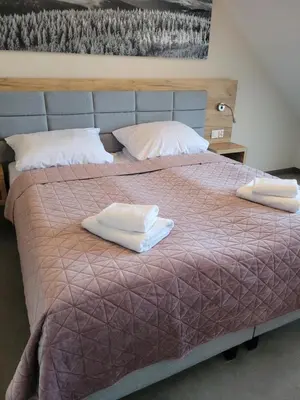 Łóżko lub łóżka w pokoju w obiekcie Aparthotel Apartamenty Czarna Góra 409