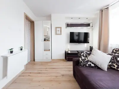 Telewizja i/lub zestaw kina domowego w obiekcie Park Grabiszyński Standard Studio by BookingHost