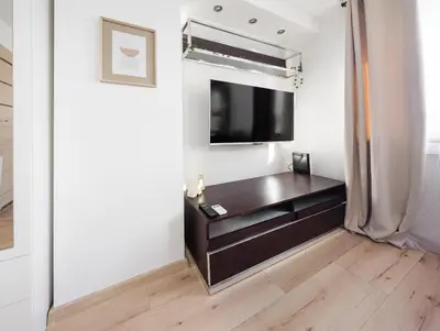 Telewizja i/lub zestaw kina domowego w obiekcie Park Grabiszyński Standard Studio by BookingHost
