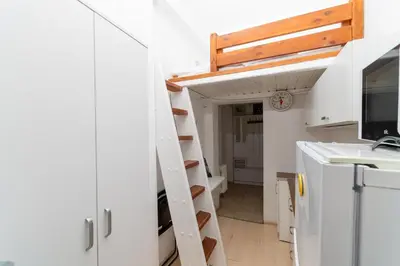Kuchnia lub aneks kuchenny w obiekcie Standard Studio with Mezzanine by BookingHost