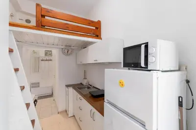 Kuchnia lub aneks kuchenny w obiekcie Standard Studio with Mezzanine by BookingHost