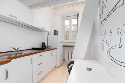 Kuchnia lub aneks kuchenny w obiekcie Standard Studio with Mezzanine by BookingHost