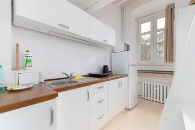 Kuchnia lub aneks kuchenny w obiekcie Standard Studio with Mezzanine by BookingHost